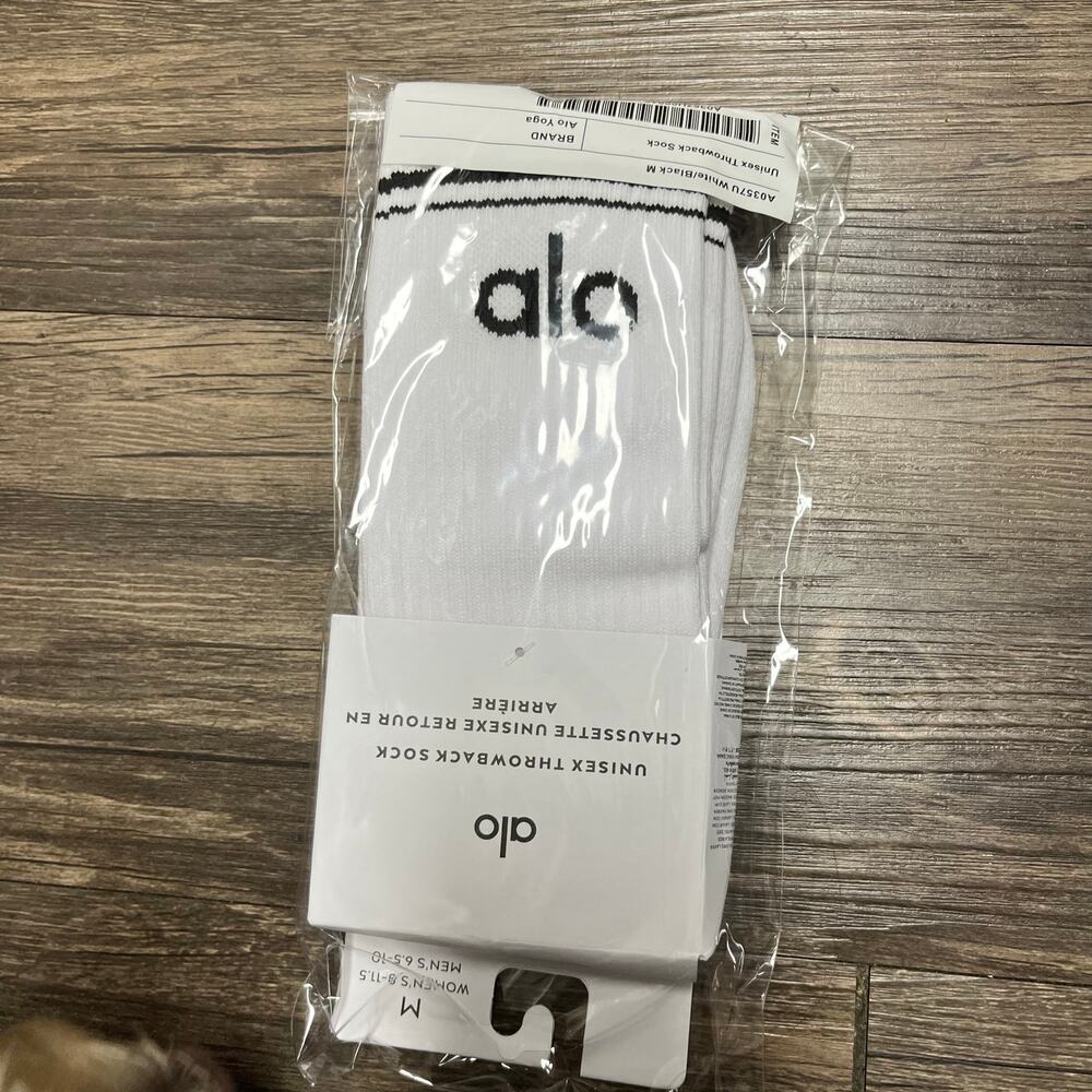 NWT Alo Yoga Unisex Throwback Socks White Black Retro Logo Size MEDIUM NEW - Picture 4 of 4